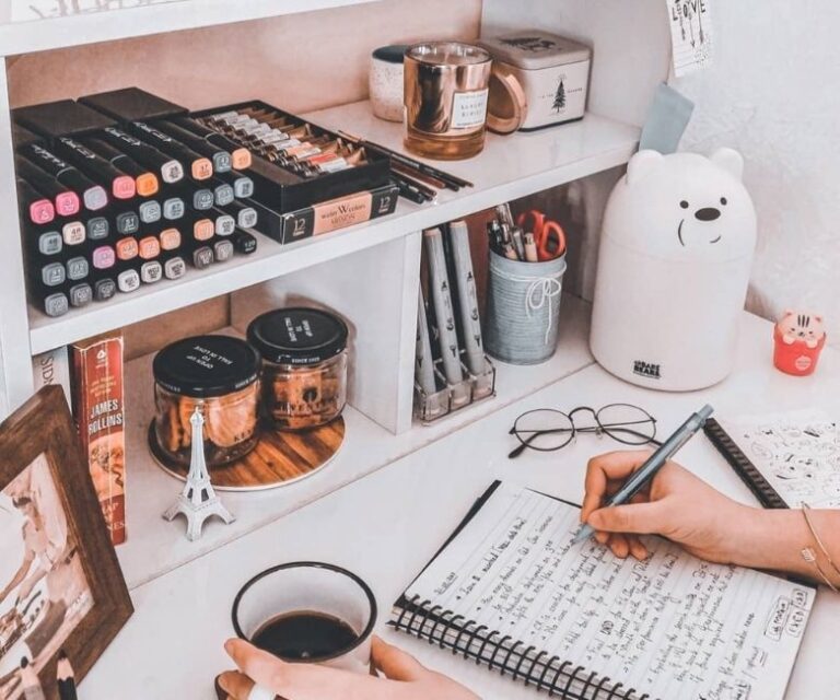 48 Cute Desk Space Decor to Have for Yourself