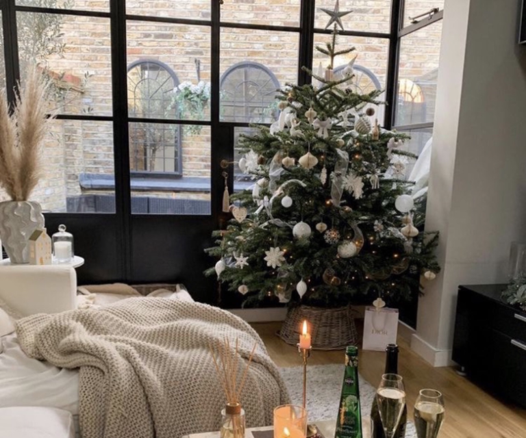 30 Best Christmas Living Room Decors to Recreate